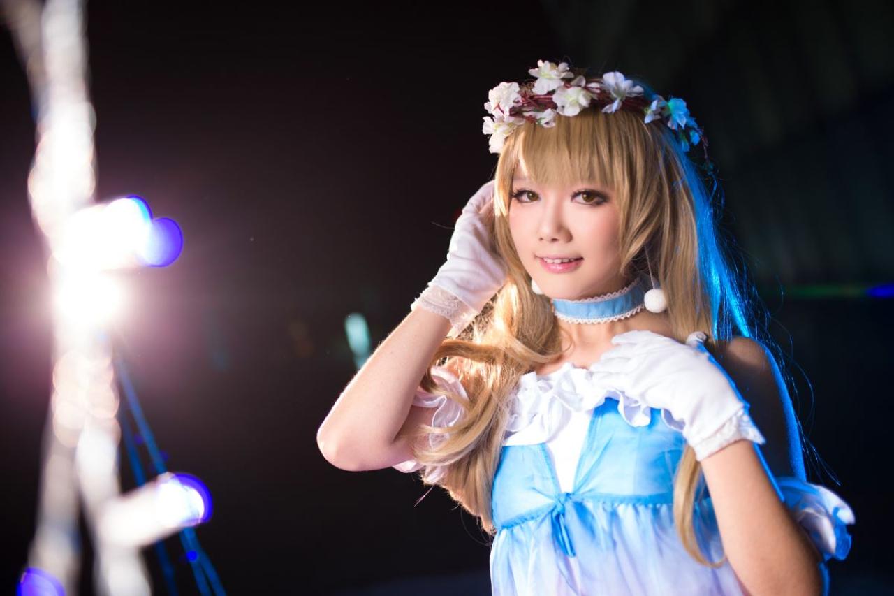 袭微扮演南小鸟右手扶着发梢