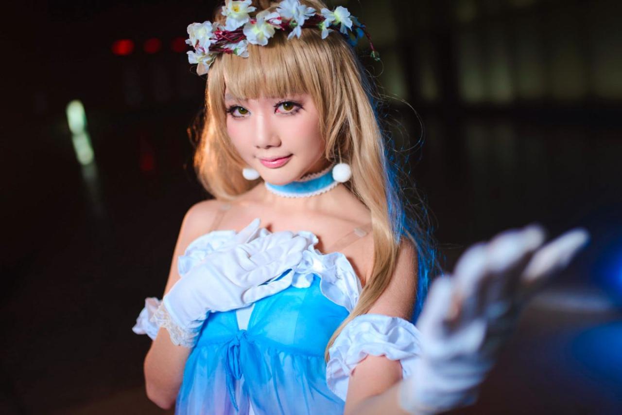 袭微扮演南小鸟右手放在胸前，左手伸出