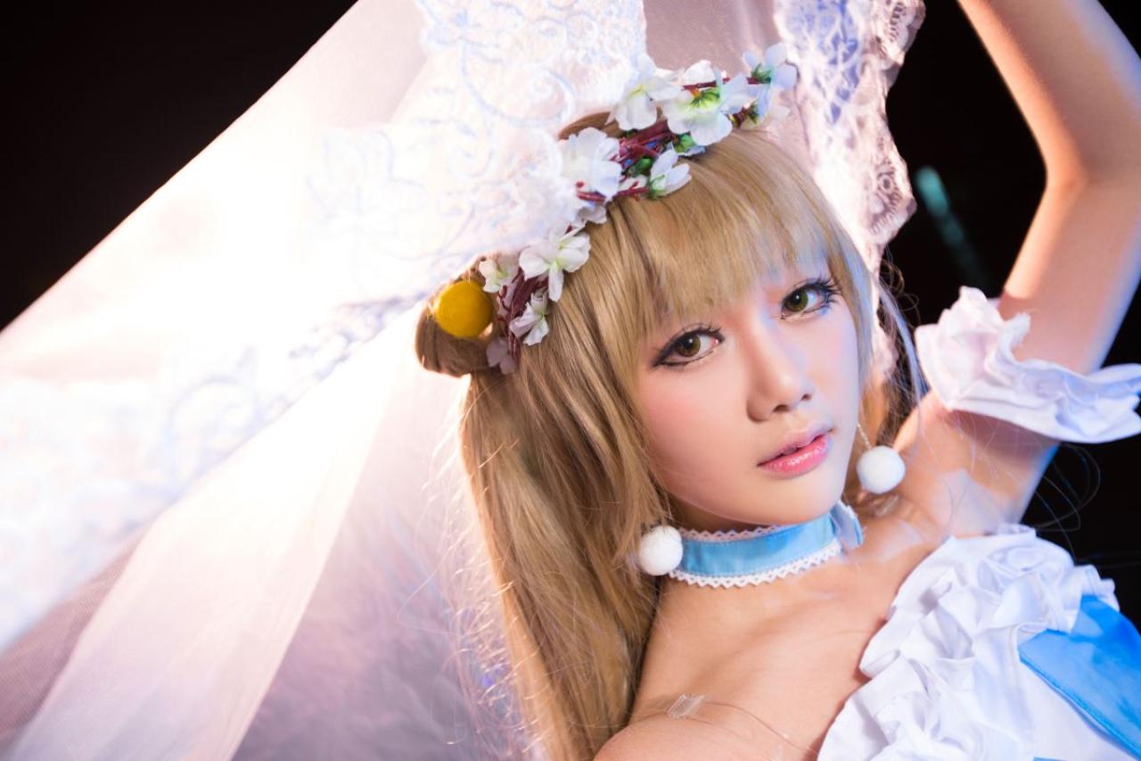 袭微扮演南小鸟扬起纱巾