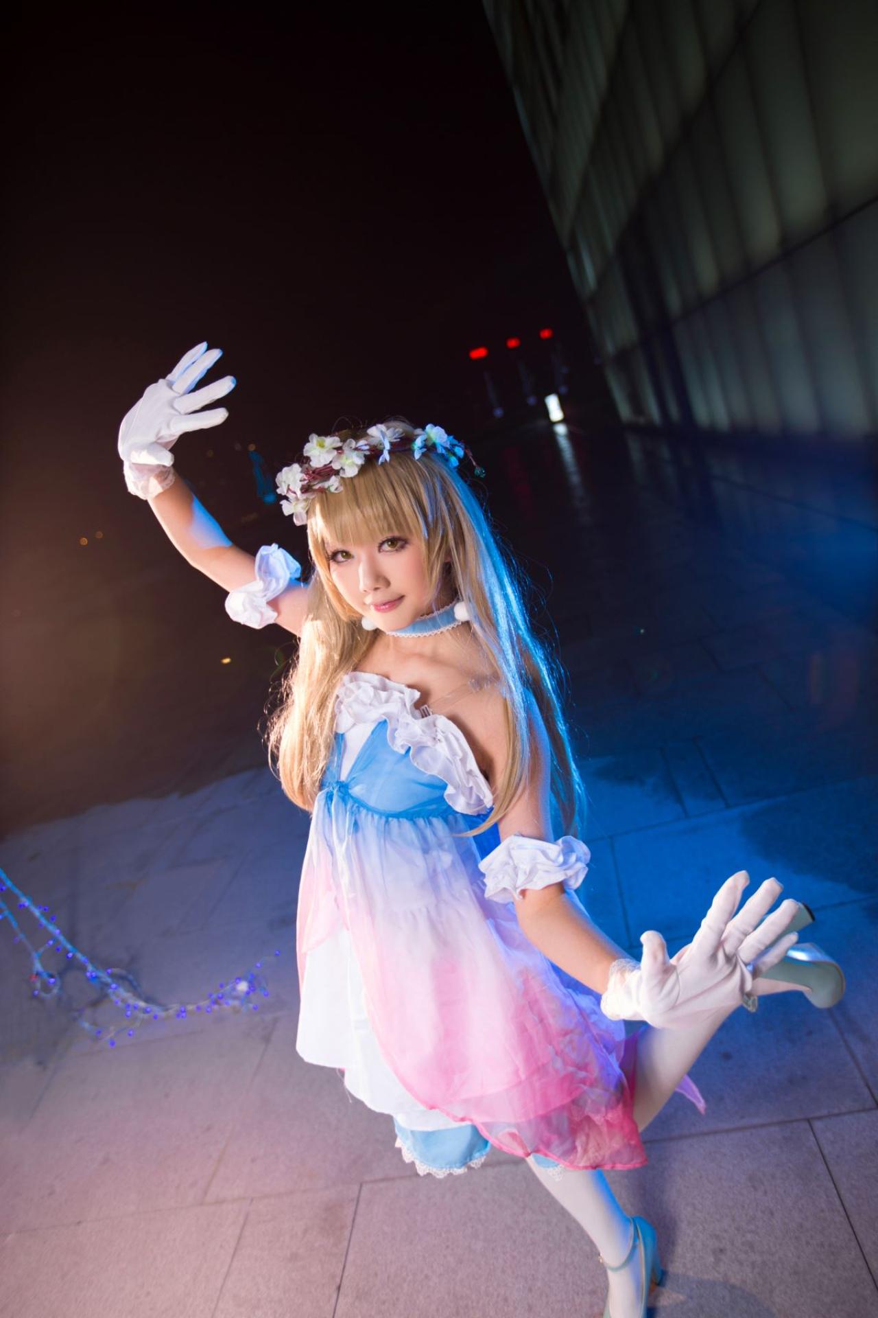 袭微扮演南小鸟双手五指伸开