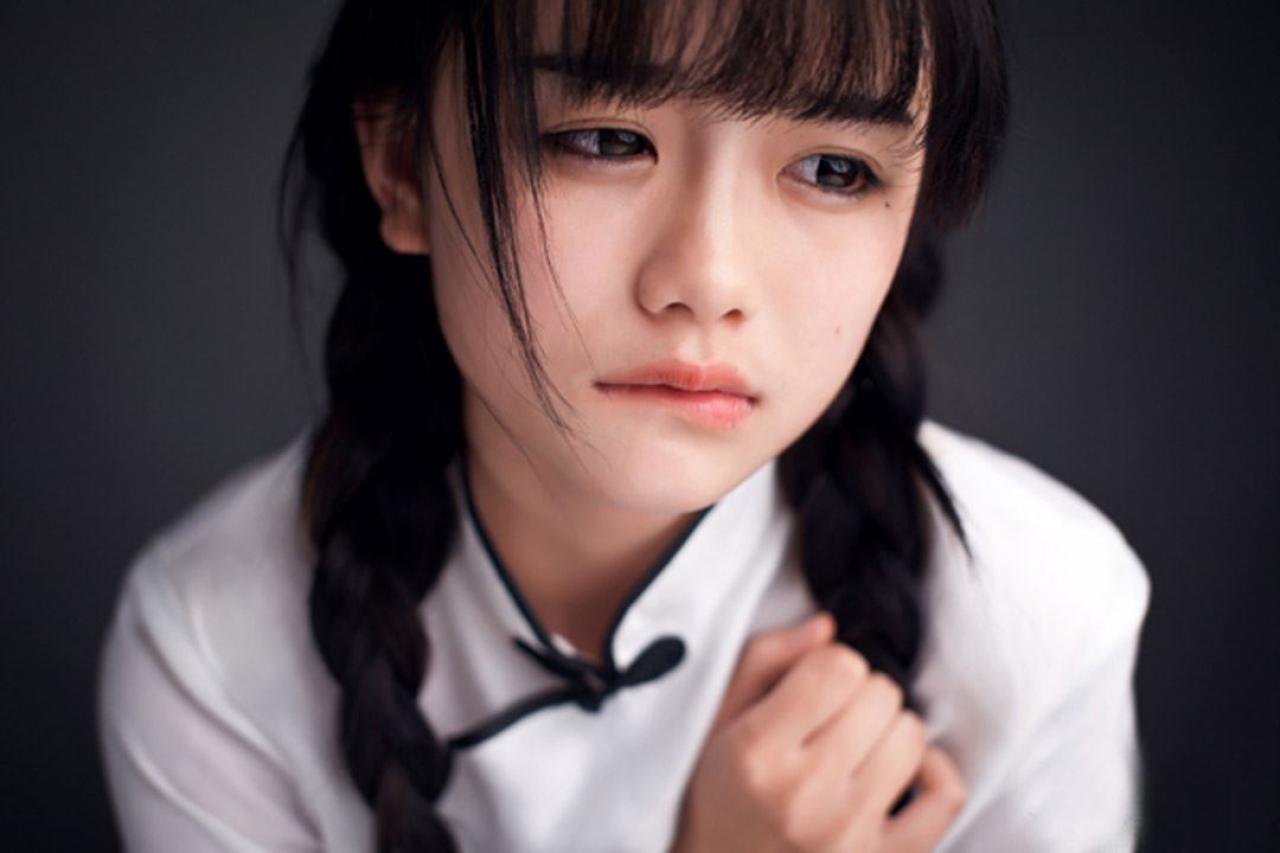 南笙姑娘轻咬嘴唇，忍住快哭了的神情