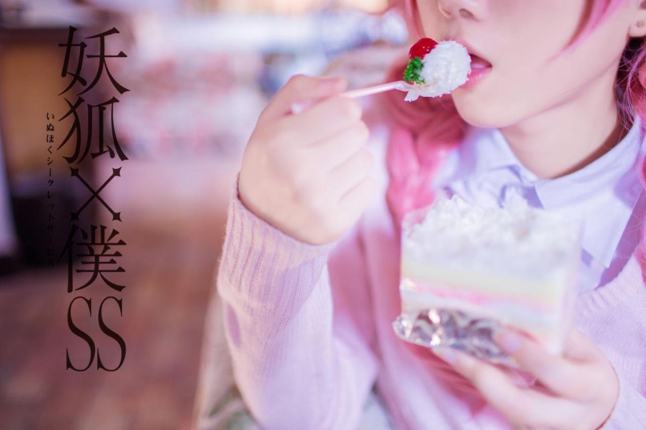 菌子用勺子挖起一块奶油正放进嘴里