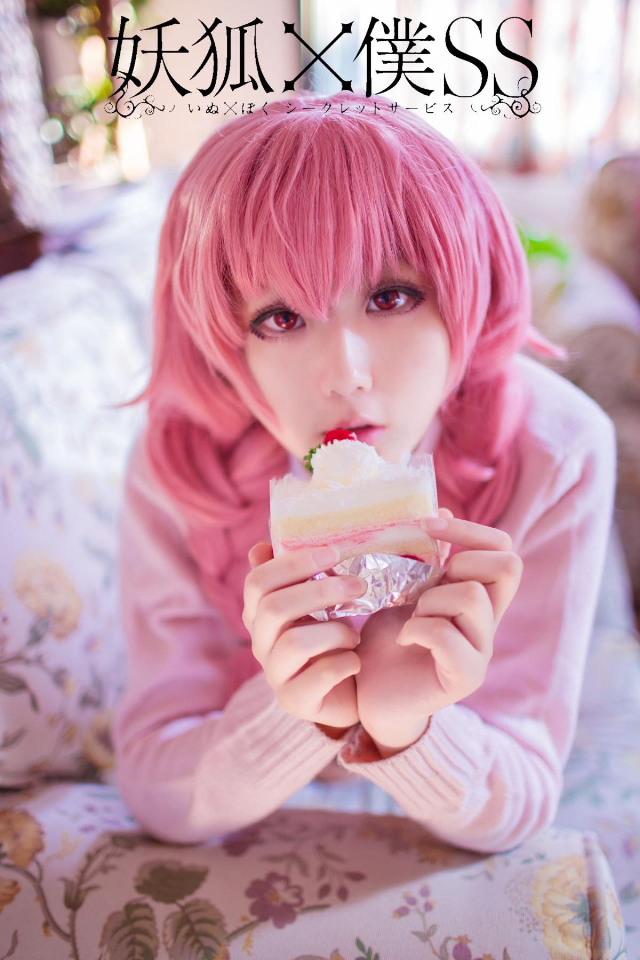 菌子扮演髅髅宫歌留多双手捧着奶油蛋糕