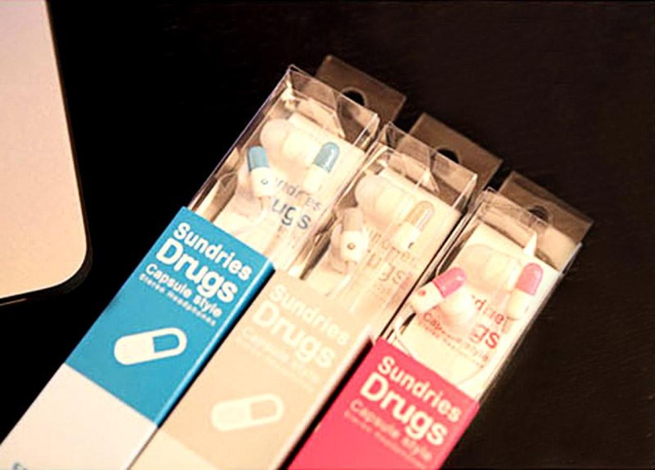 蓝色、粉色、灰色的药丸胶囊耳机包装