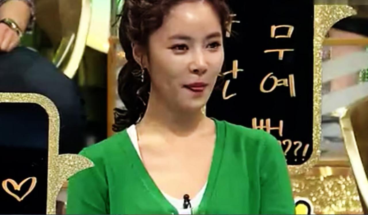 女嘉宾舔了舔嘴唇，紧张关心狗狗的病情