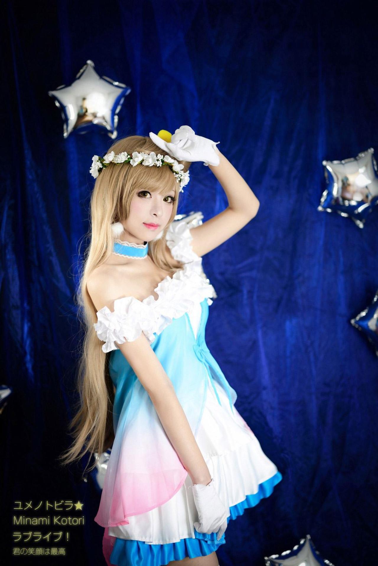 溢灯灯扮演南小鸟右臂下垂，左臂弯曲抬起放在花环前