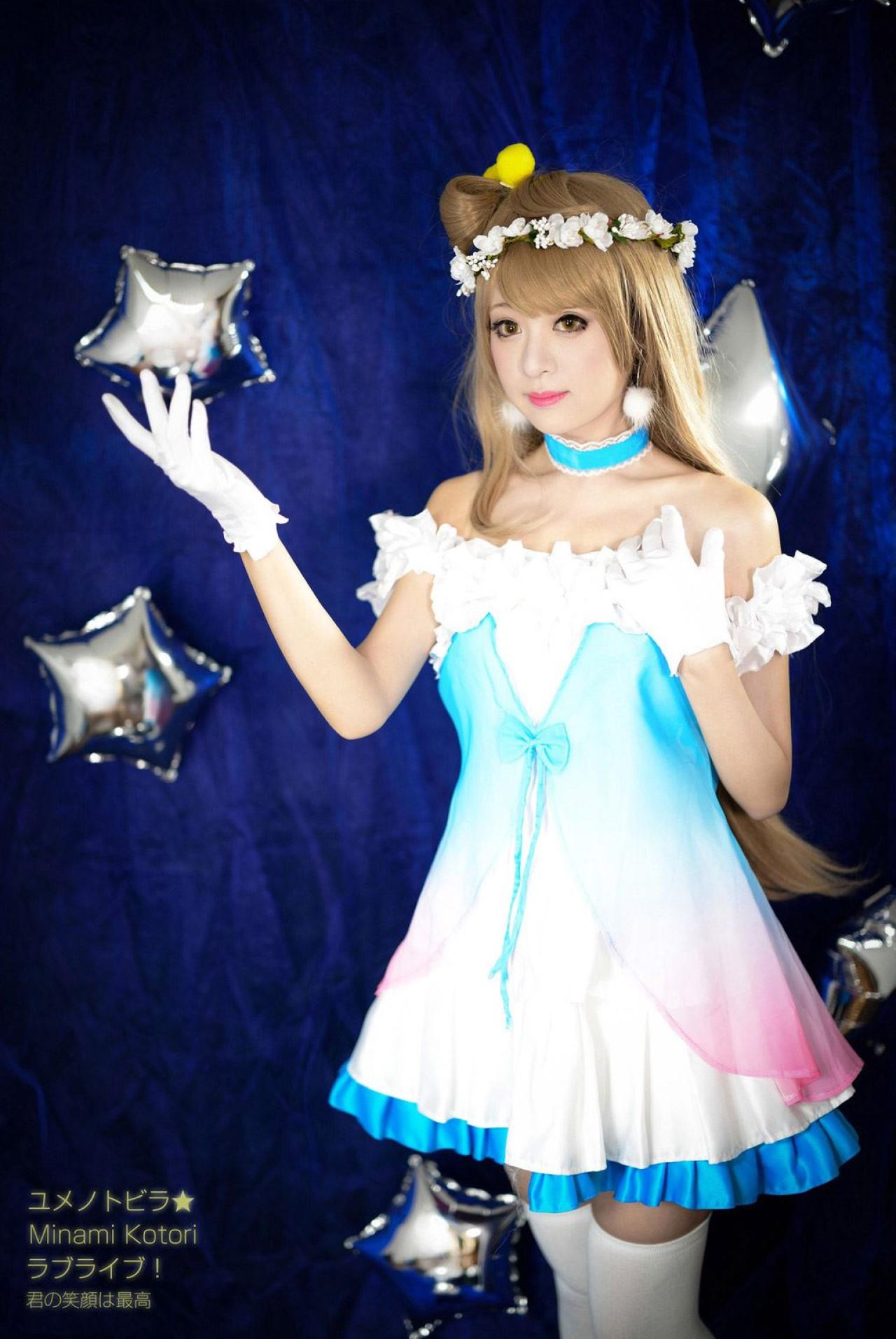 溢灯灯扮演南小鸟左手放在胸前，右手半弯好像捧起星星