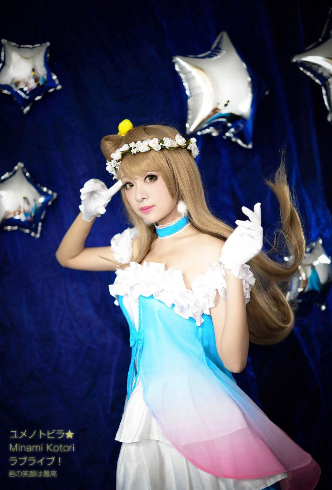 溢灯灯扮演南小鸟右手食指戳着额头，左手半弯放在左肩左侧