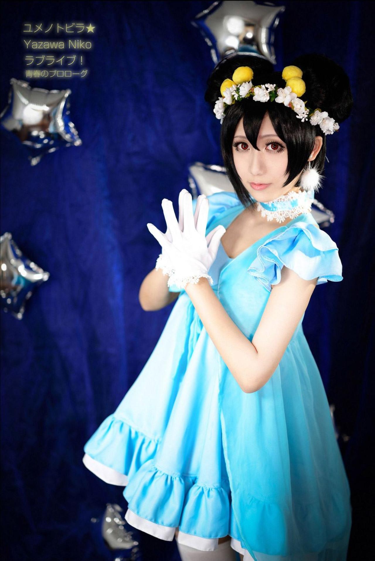 光由扮演矢泽妮可双手五指伸开，紧贴在一起