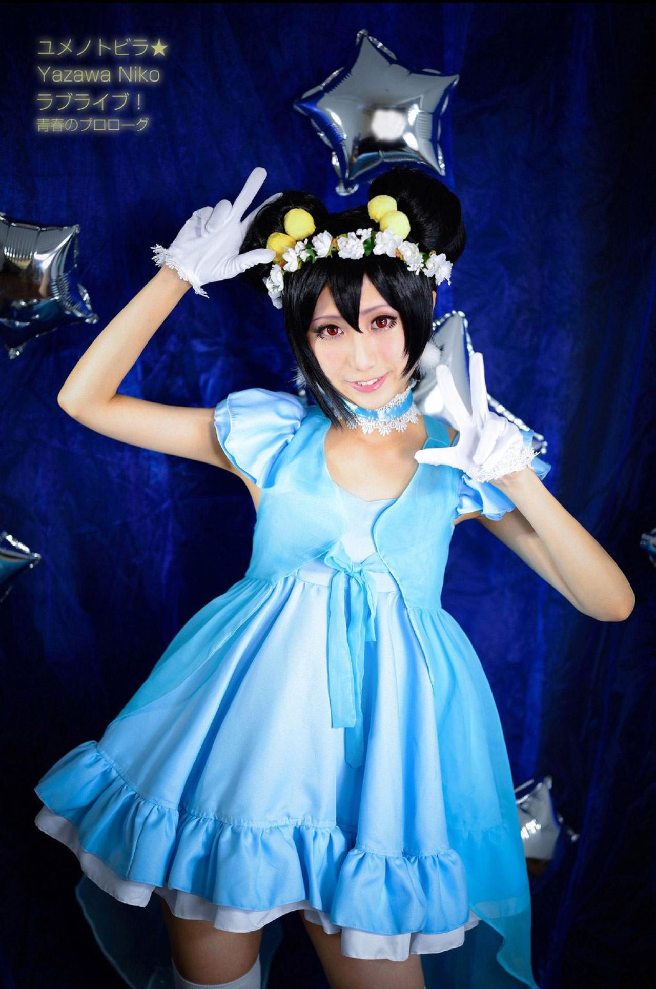 光由扮演矢泽妮可大拇指、食指和中指伸出，作没关系手势