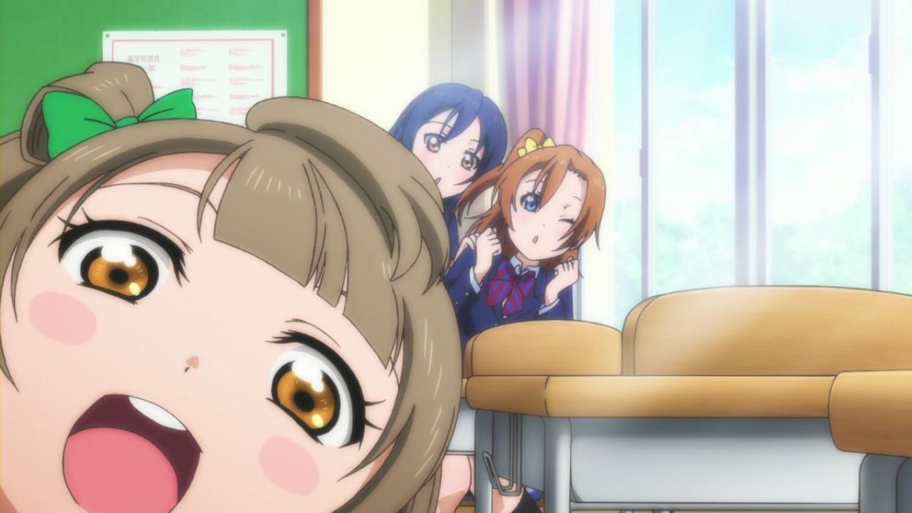 动漫《LoveLive!》中南小鸟张大嘴巴在左下角的“精神污染”表情，背景是眨眼睛的高坂穗乃果和张着圆形嘴巴的园田海未