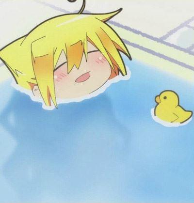人鱼若狭泡在鱼缸里和小鸭子在一起的表情