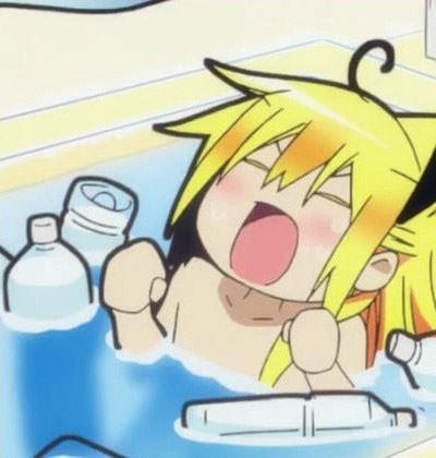 人鱼若狭的浴缸里放了很多瓶子，若狭不能忍受的表情