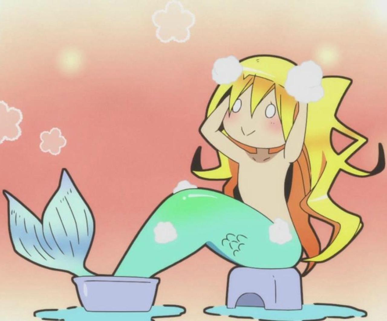 人鱼若狭鱼尾放在盆子里，洗头发的表情