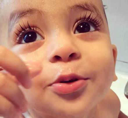 混血宝贝Hamody伸着右手抬头头像（暗肤色）