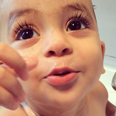 混血宝贝Hamody伸着右手抬头头像（亮肤色）