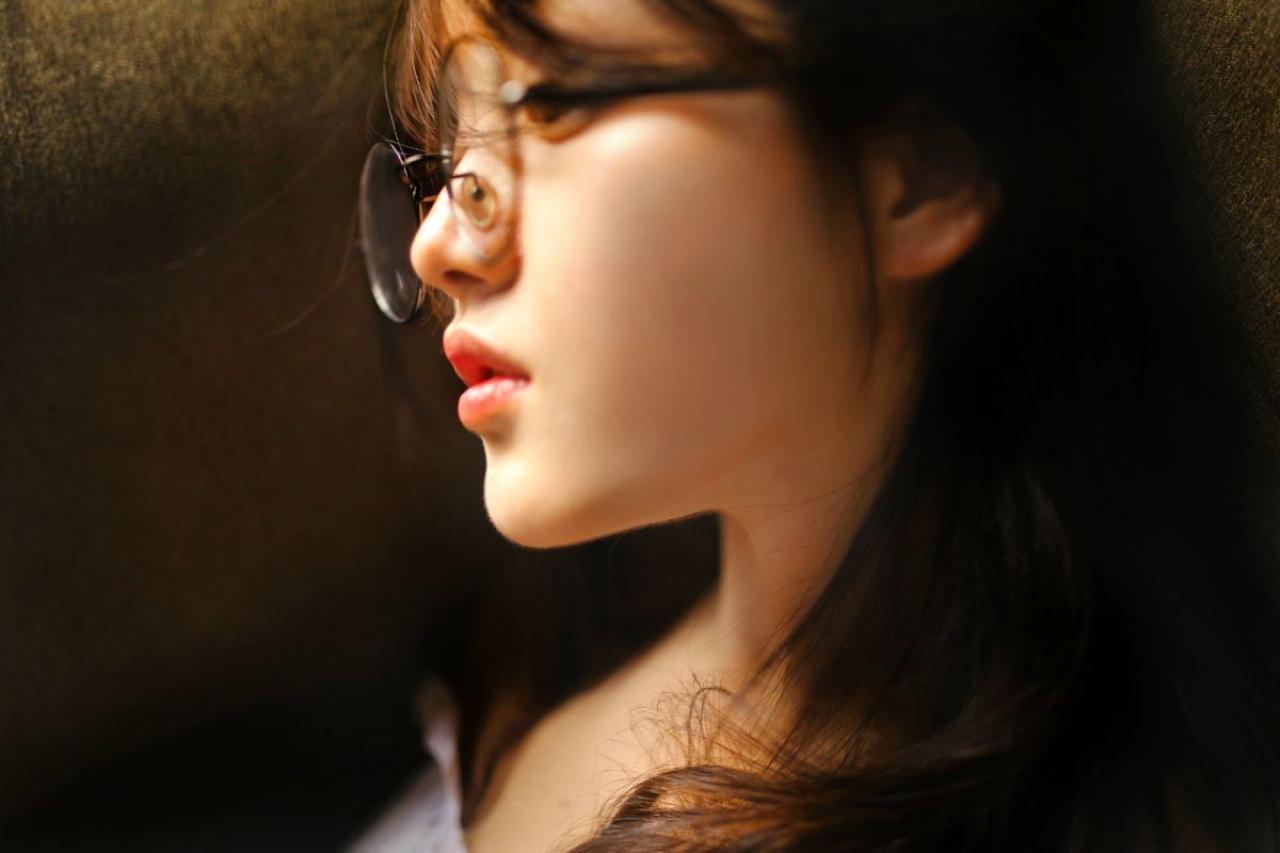 垚昕戴着眼睛的侧脸 