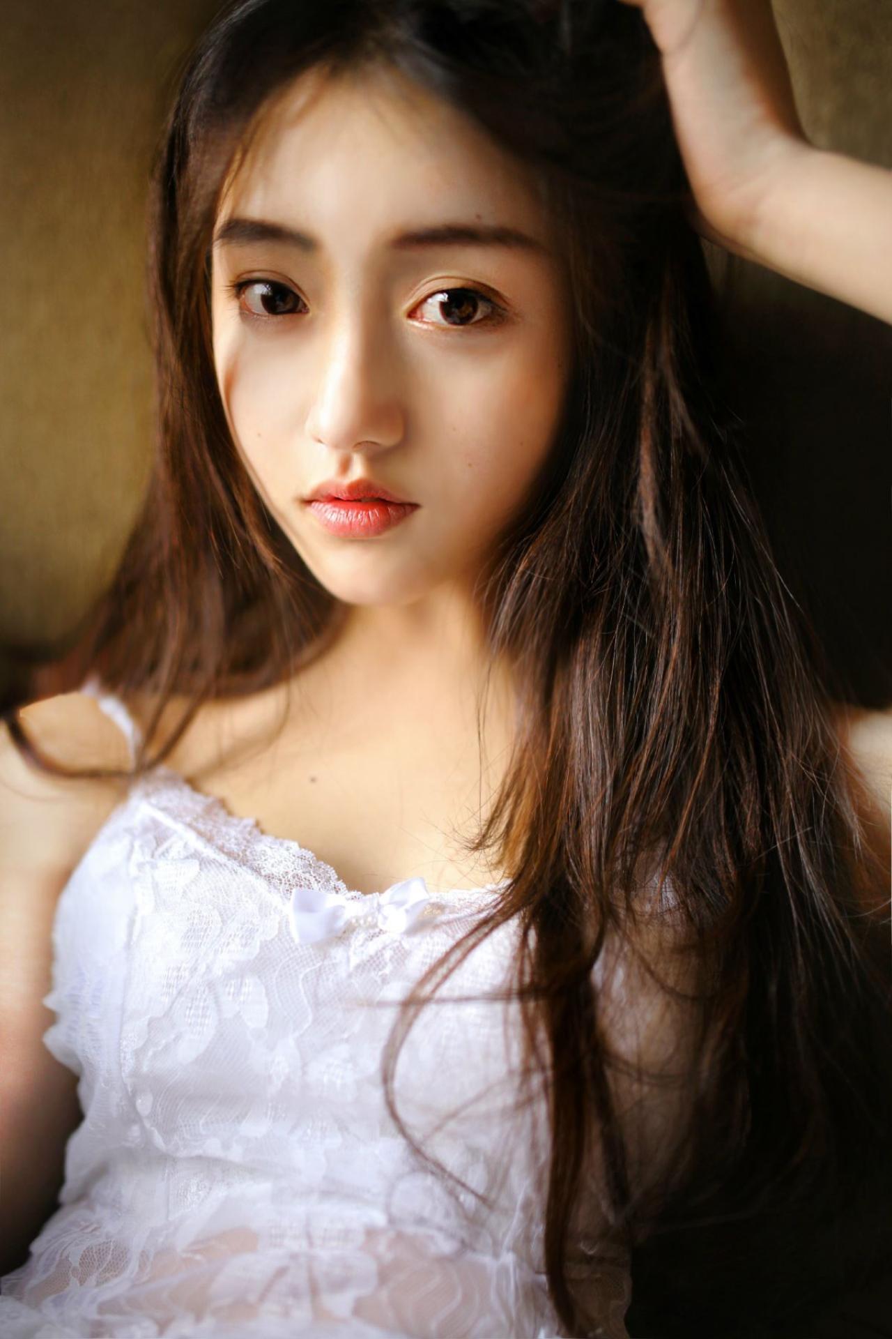 垚昕摘下眼镜的，左手轻抚头发的模样