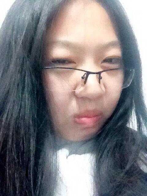 眼镜娘皱眉嫌弃的表情