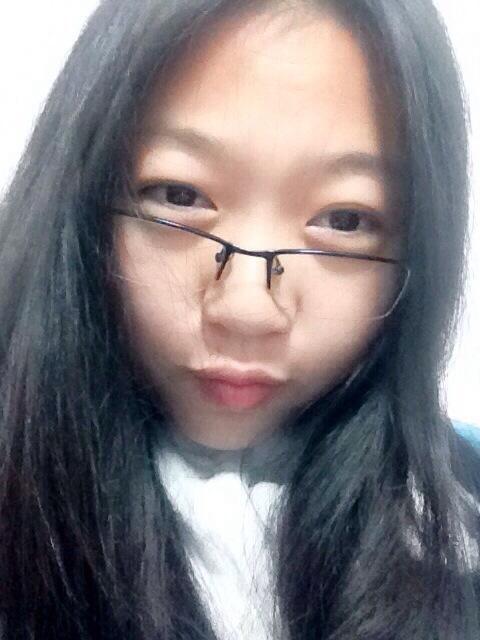 眼镜娘平静表情