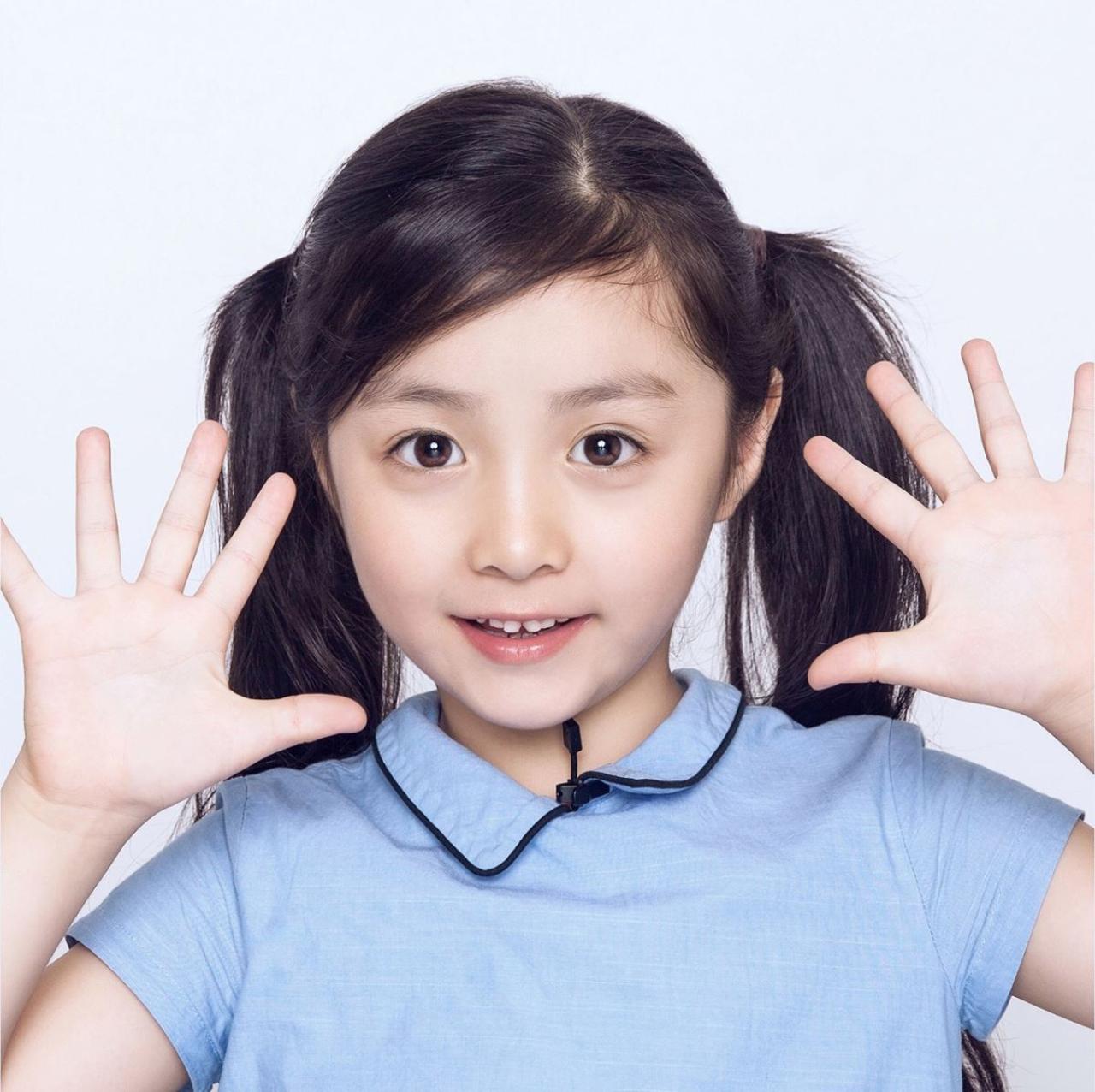 安淇尔五指伸开放在脸颊两侧头像