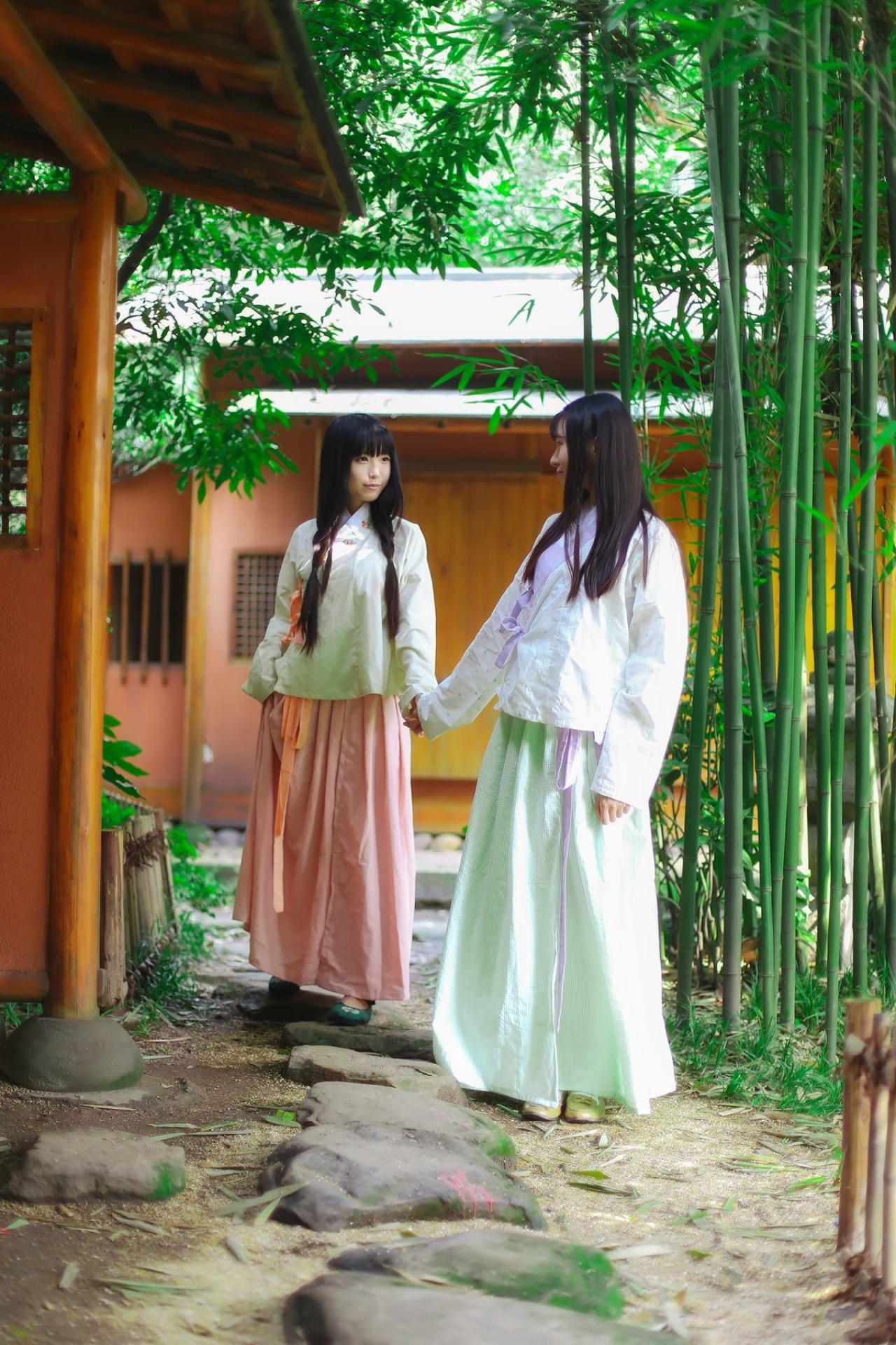 瞬瞬（右）和半藏森林（左）手牵手漫步竹林