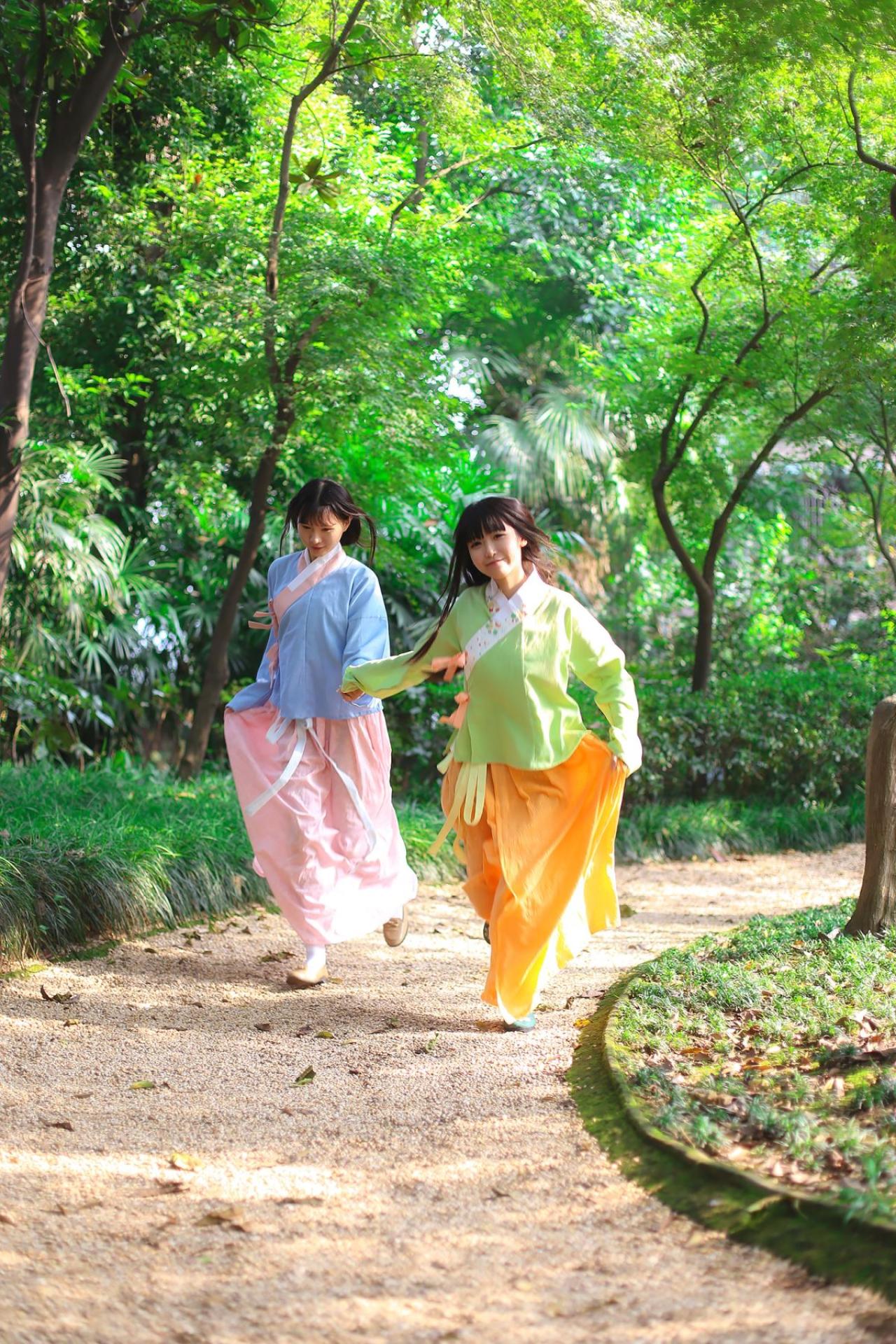 瞬瞬（左）和半藏森林（右）手牵手沿着小径奔跑而来