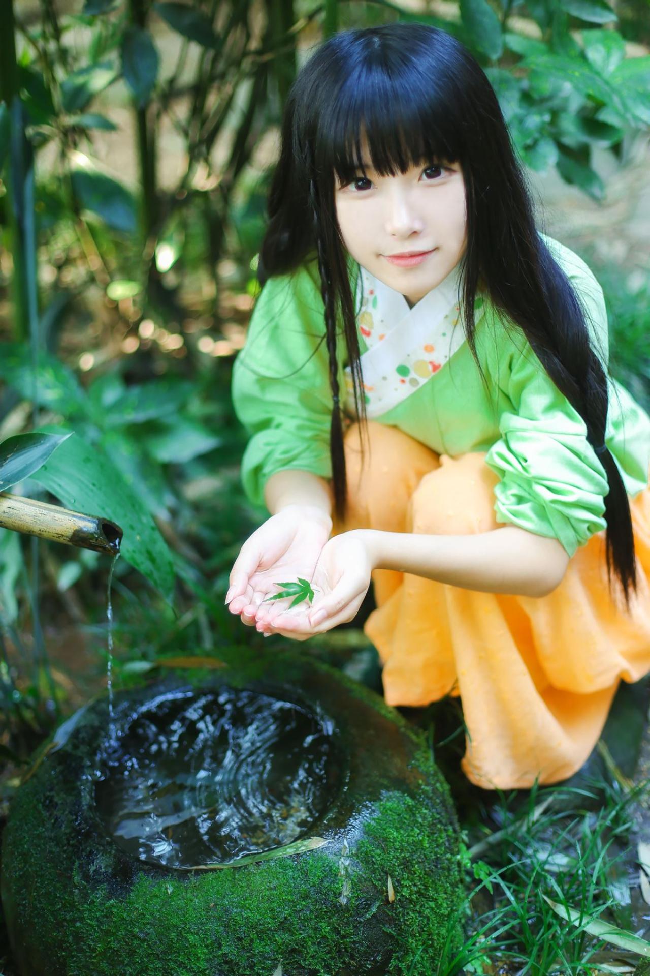 半藏森林捧起水，水上漂着一片树叶