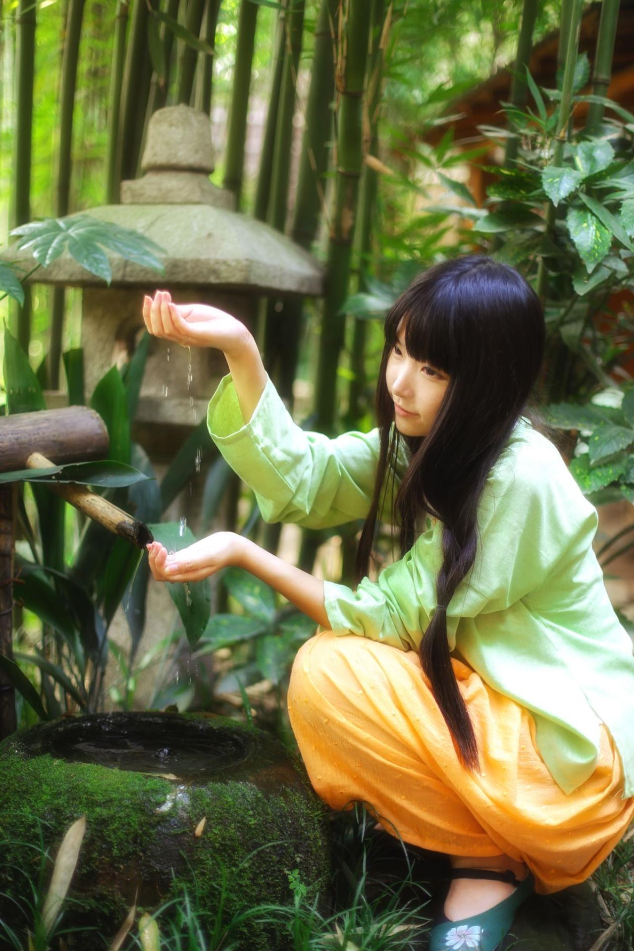 半藏森林双手捧起水