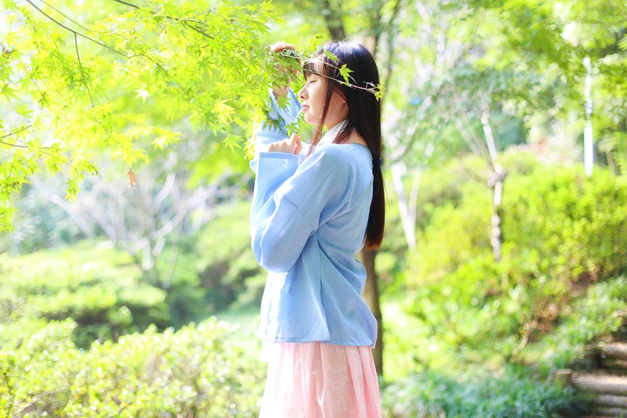 瞬瞬轻闻树叶的味道