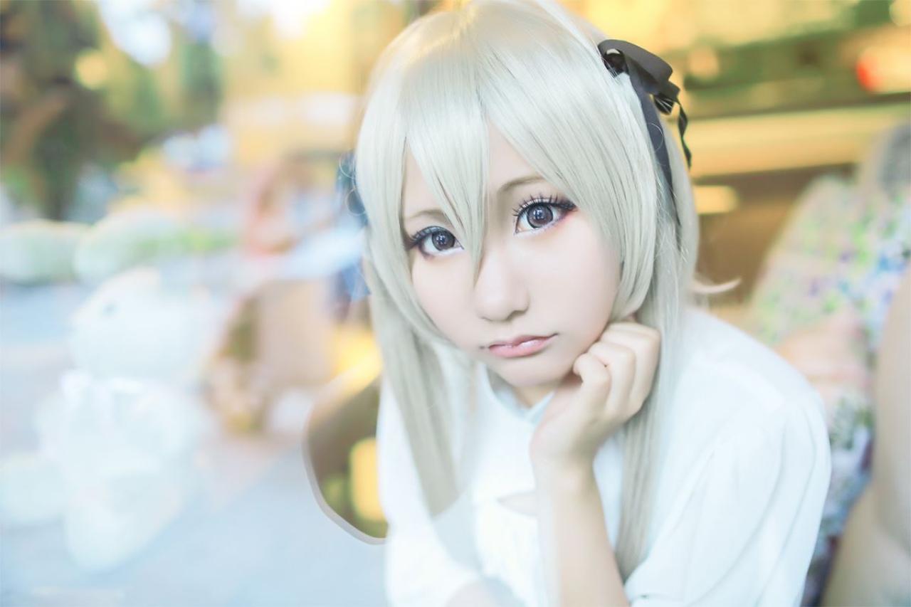 熊叽扮演春日野穹左手撑着脸