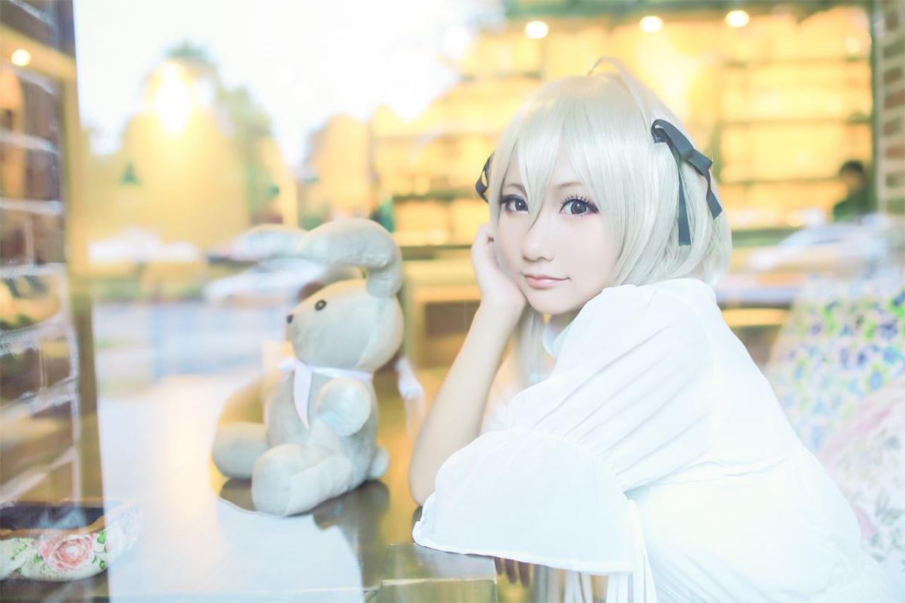 熊叽扮演春日野穹右手撑在桌子上