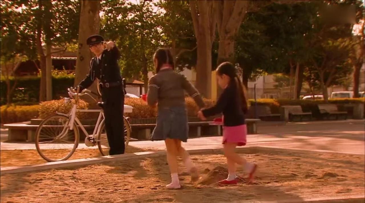 邮递员招呼理发店家的两位孩子回家