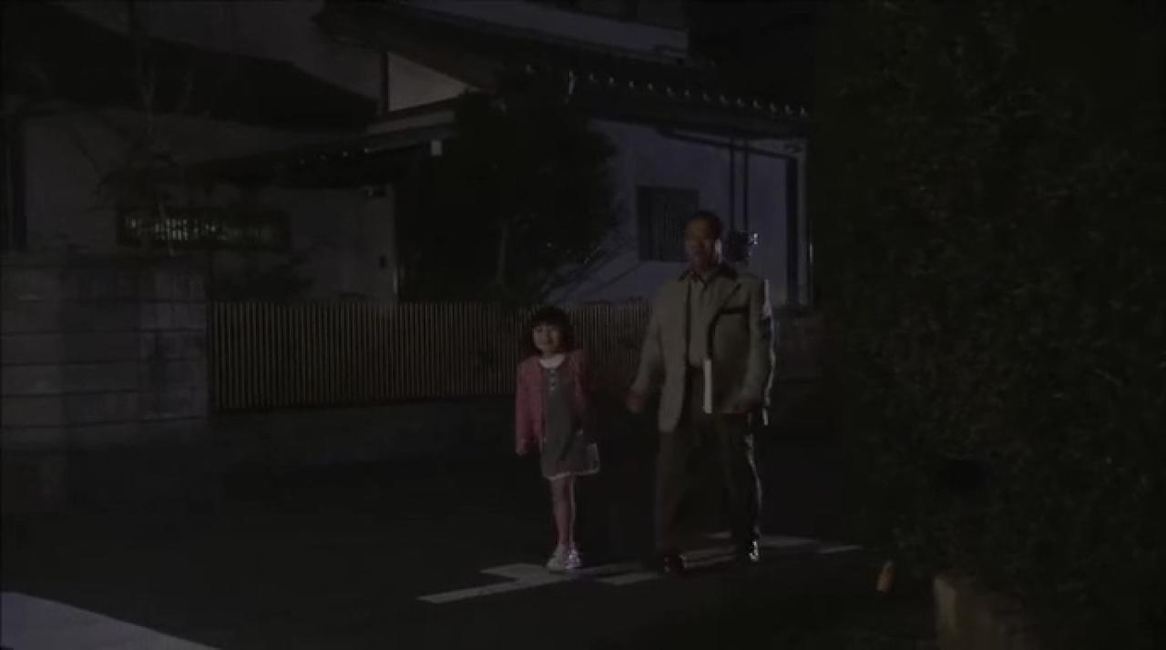 孙女拉着爷爷（大叔）的手