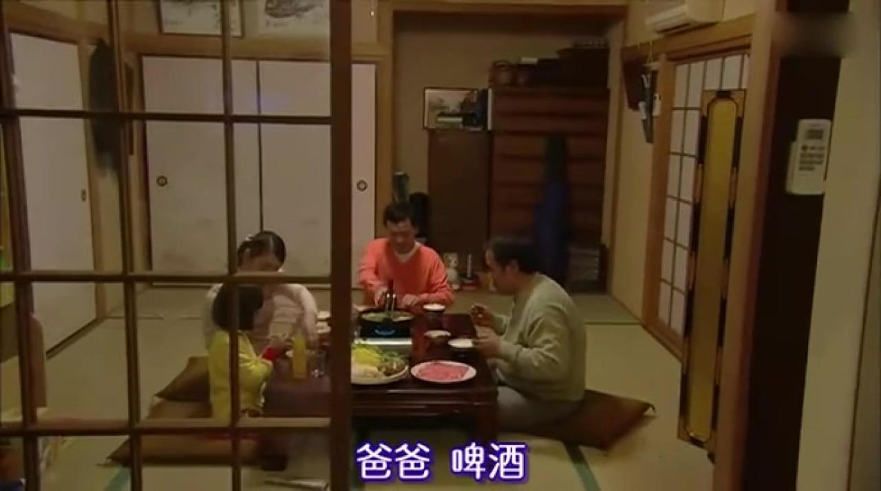 大叔和女儿、女婿、孙女围绕着桌子吃晚饭