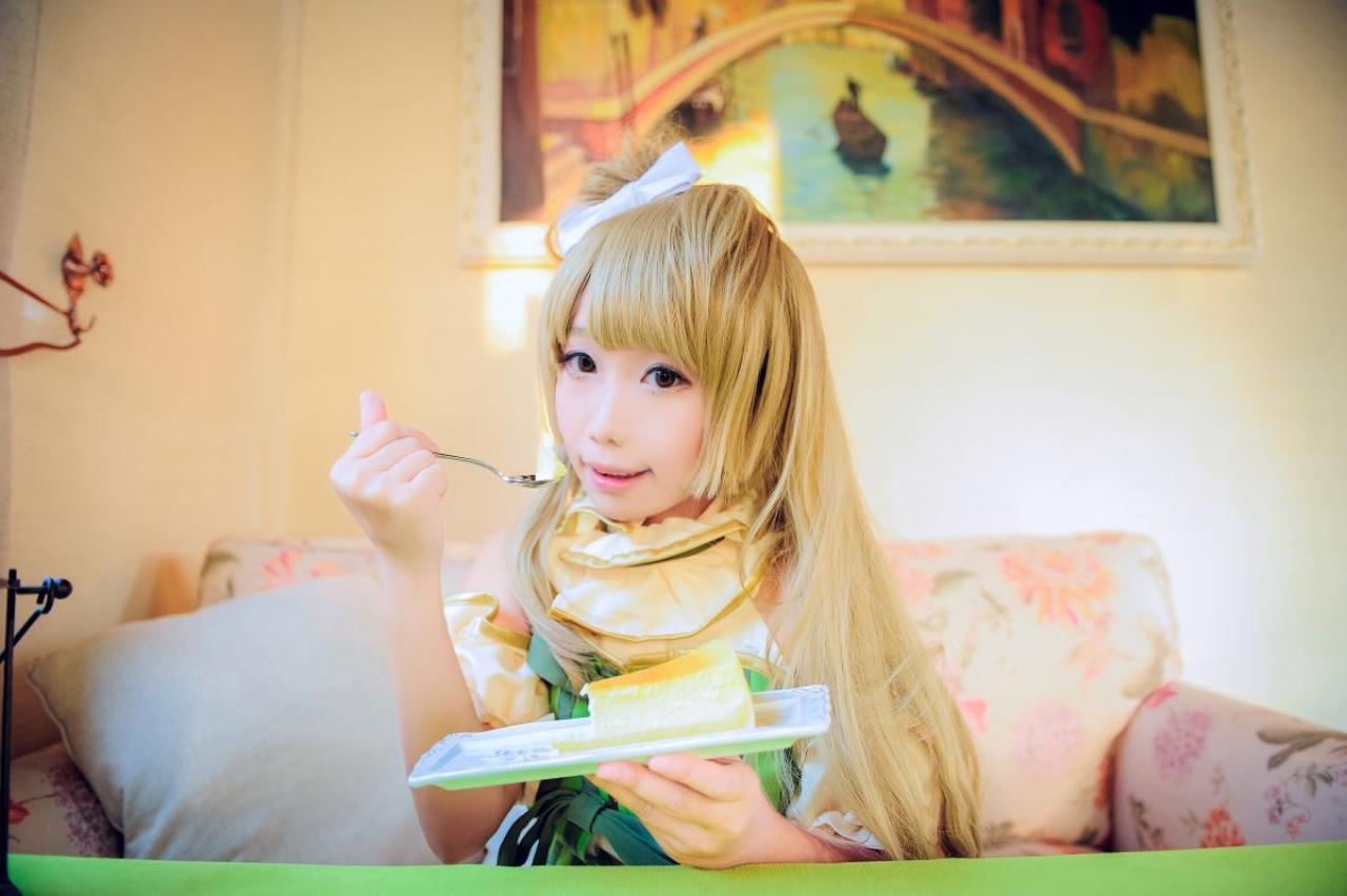 七喵扮演南小鸟右手拿着勺子正往嘴里送