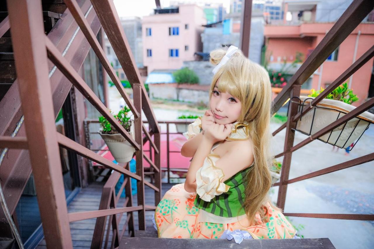 七喵扮演南小鸟双手捧着脸在台阶上坐着