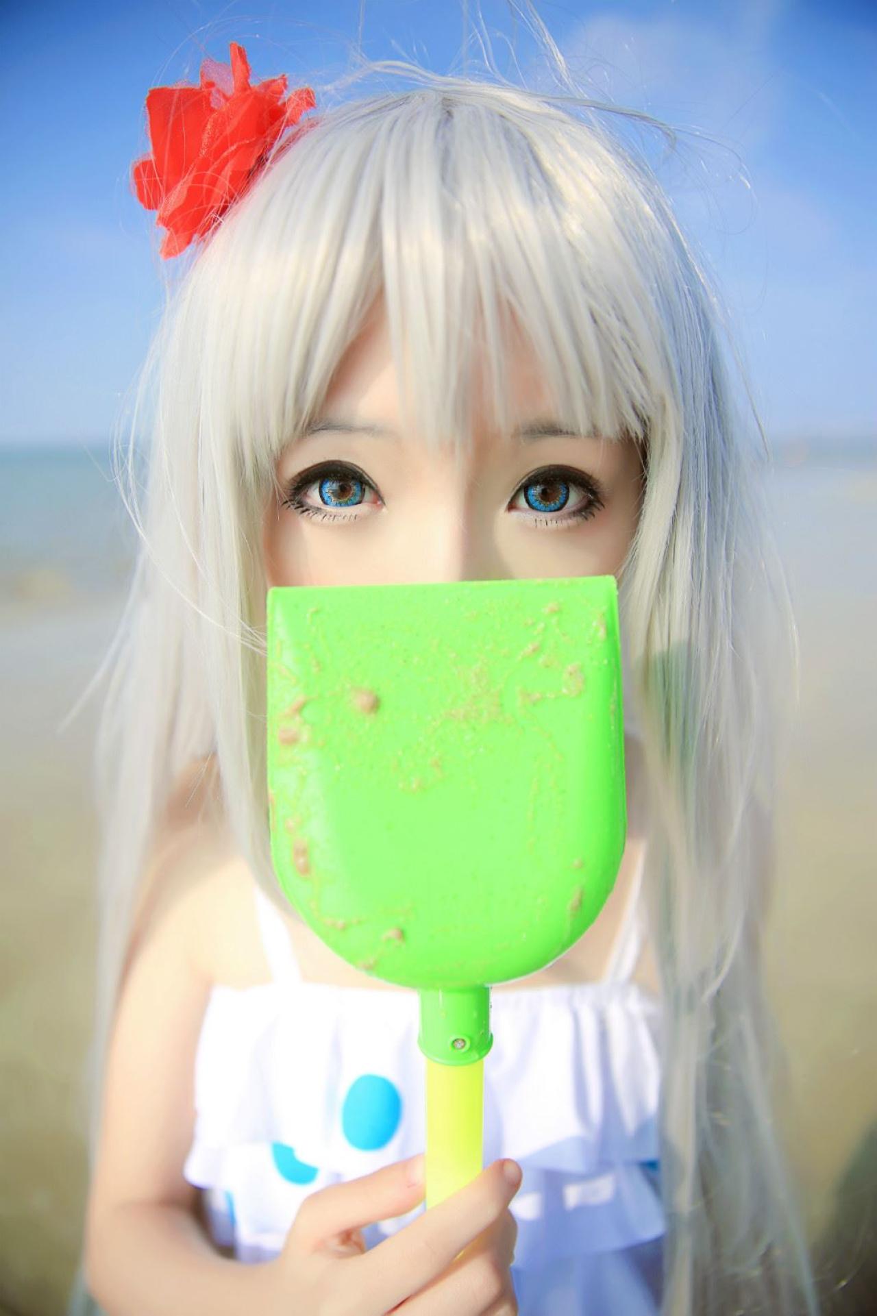 墨兔泳装扮演本间芽衣子用绿色铲子遮住半边脸