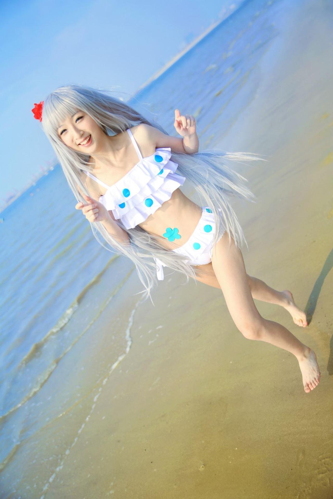 墨兔泳装扮演本间芽衣子在沙滩上跑动的姿势