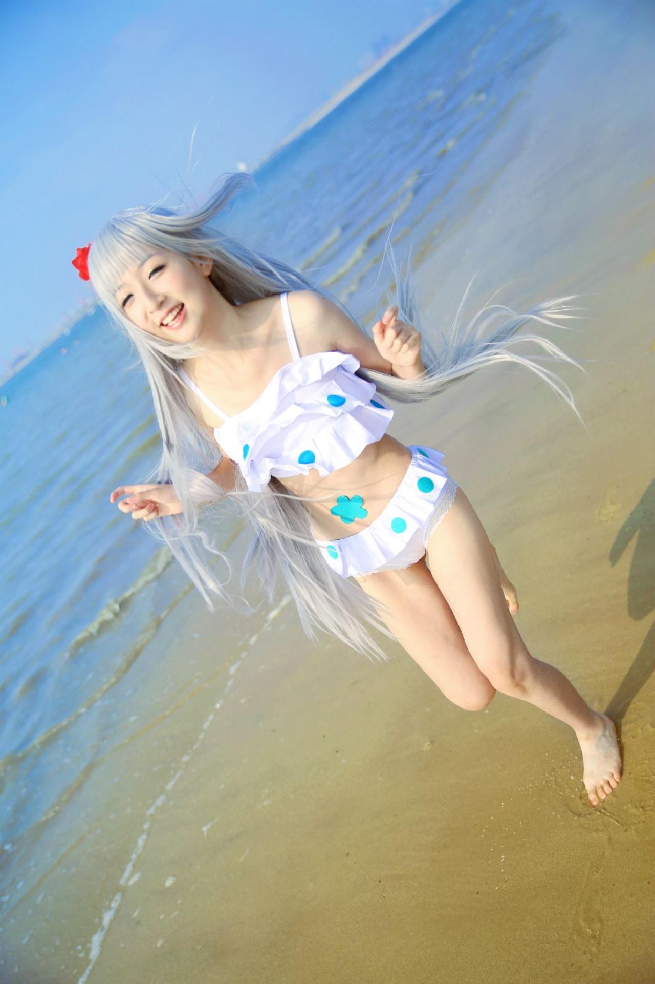 墨兔泳装扮演本间芽衣子在沙滩上跑动，发丝随风飘动