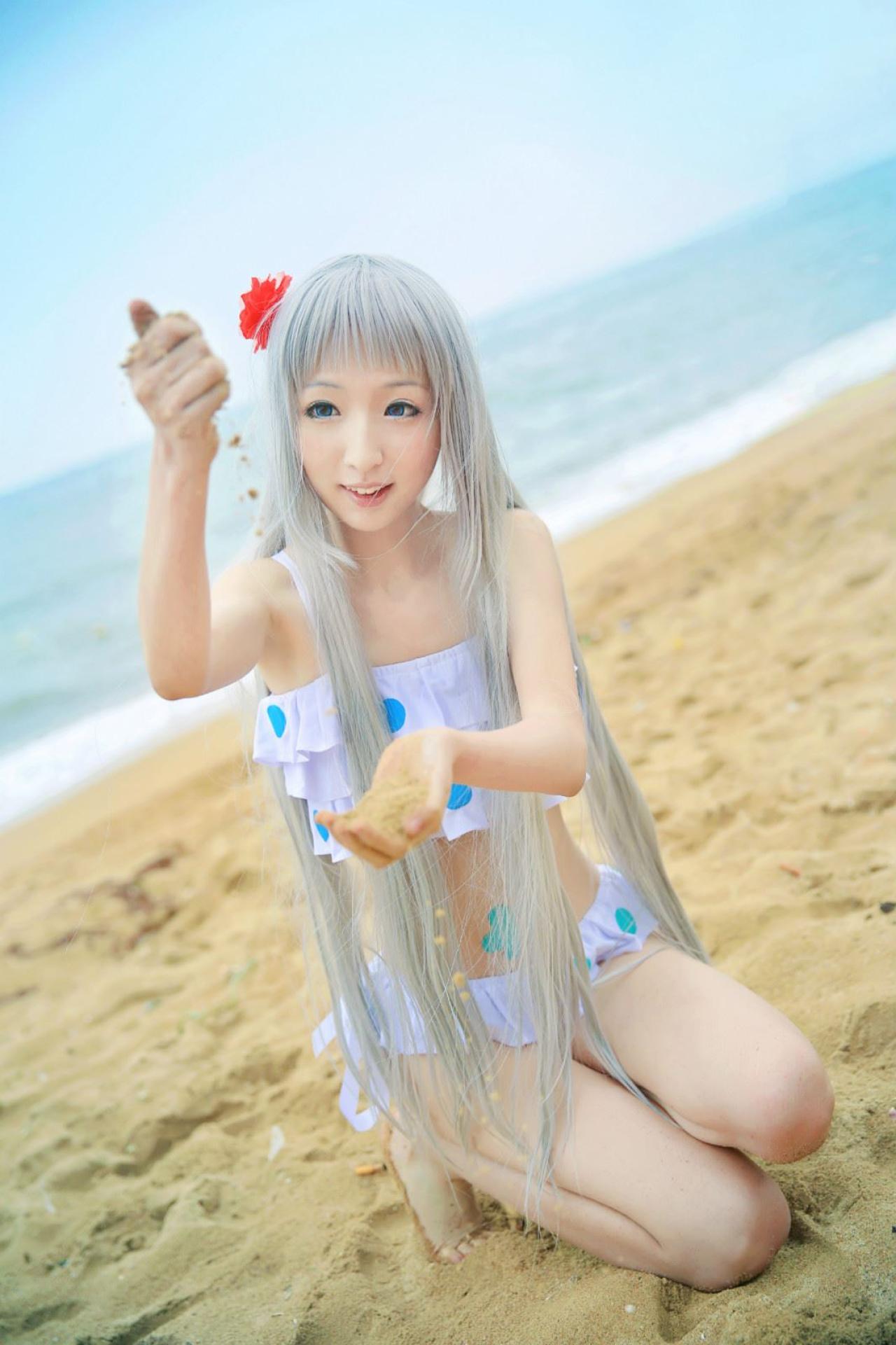 墨兔泳装扮演本间芽衣子左手捧着右手漏下的沙子