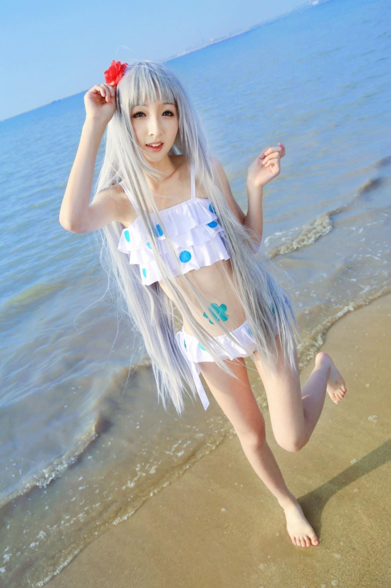 墨兔泳装扮演本间芽衣子在海边全身照