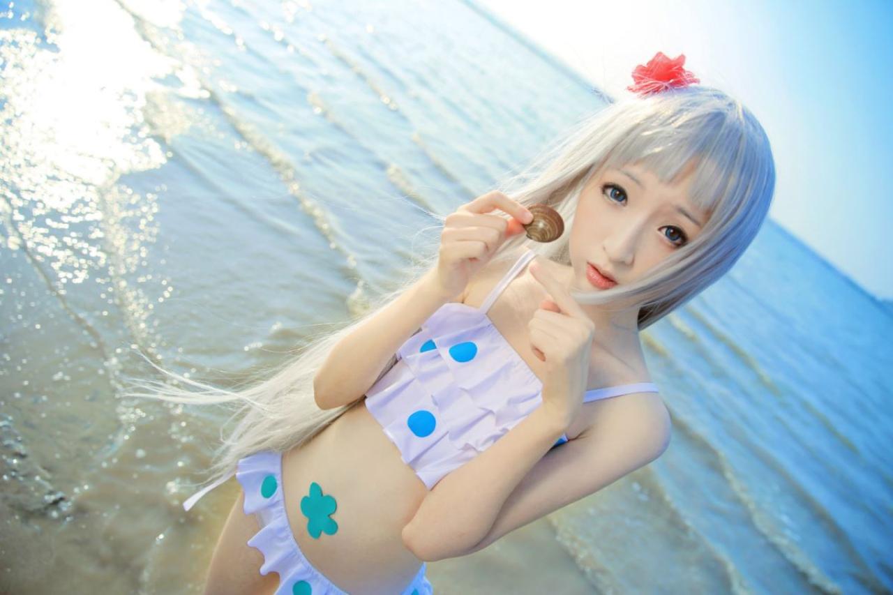 墨兔泳装扮演本间芽衣子拿着贝壳