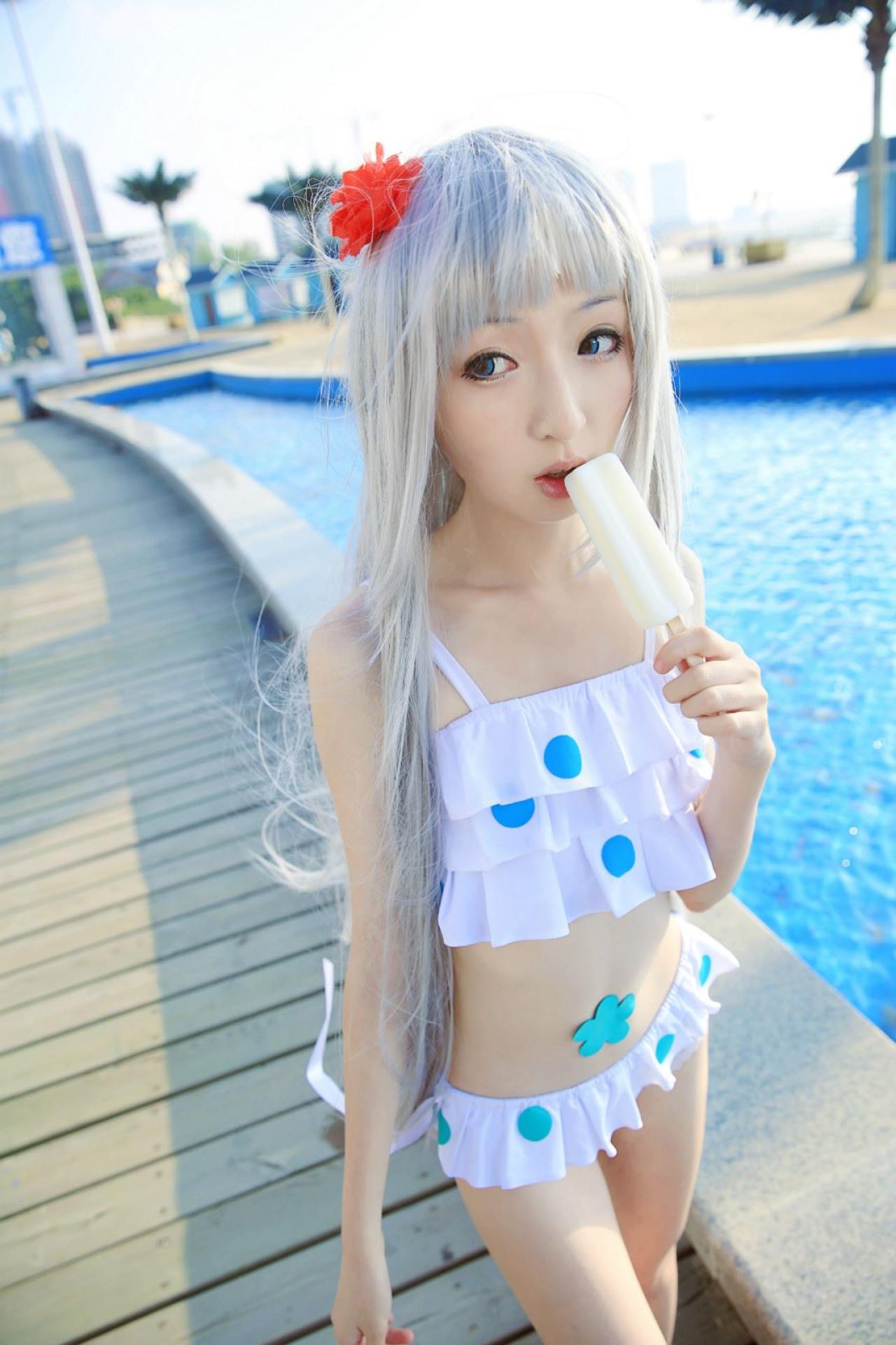 墨兔泳装扮演本间芽衣子拿着冰糕放进嘴边