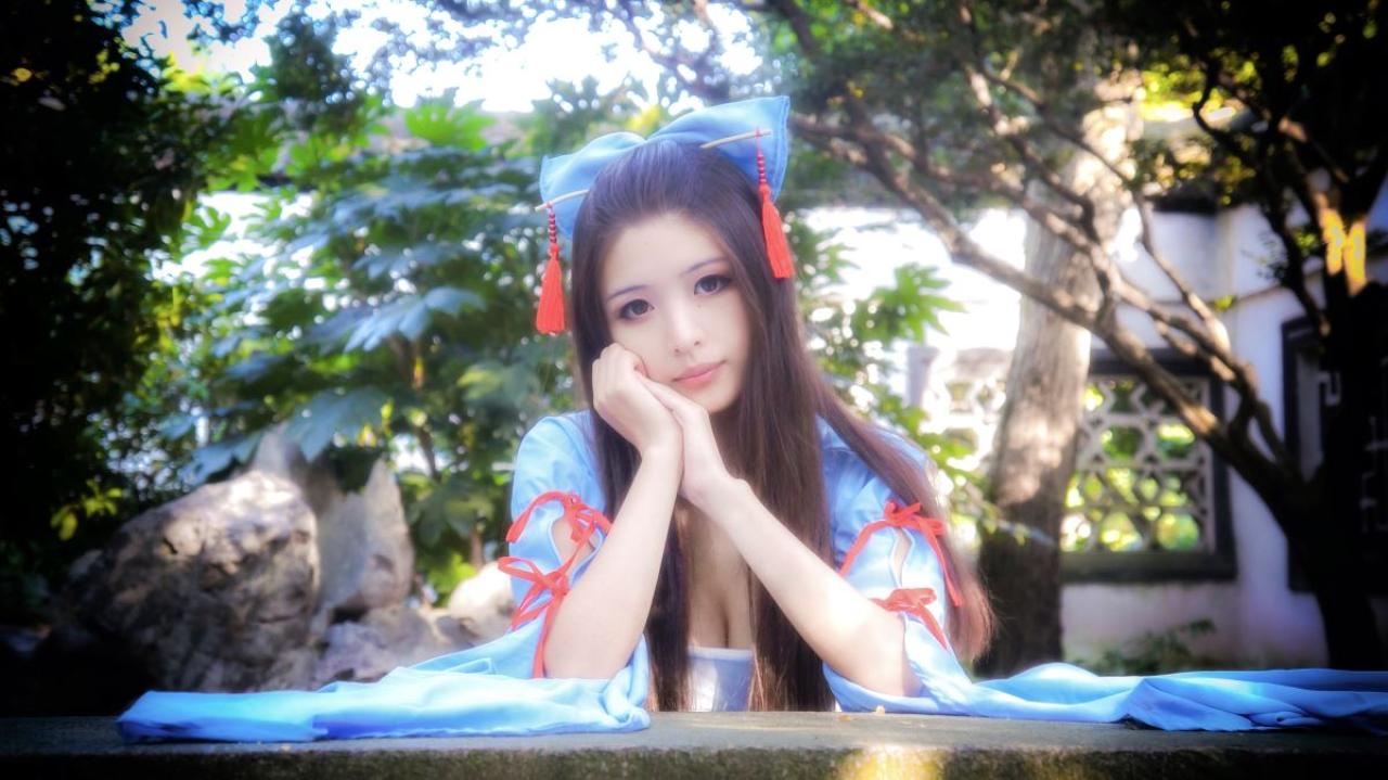 鱼玄扮演仙剑奇侠传沈欺霜双手叠起贴着脸颊