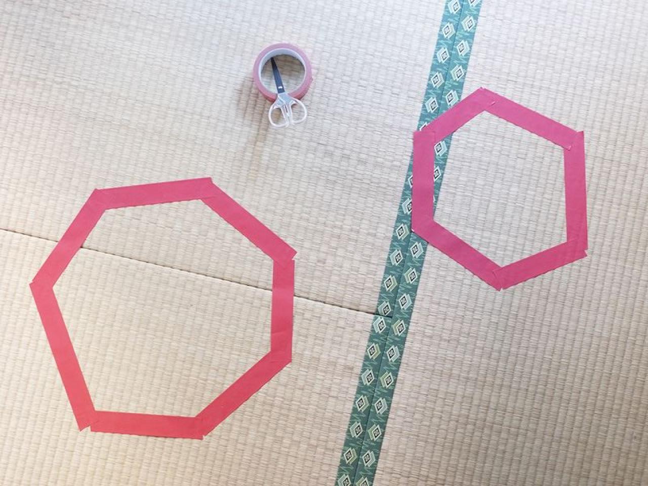 席子上贴着一个七边形，一个六边形