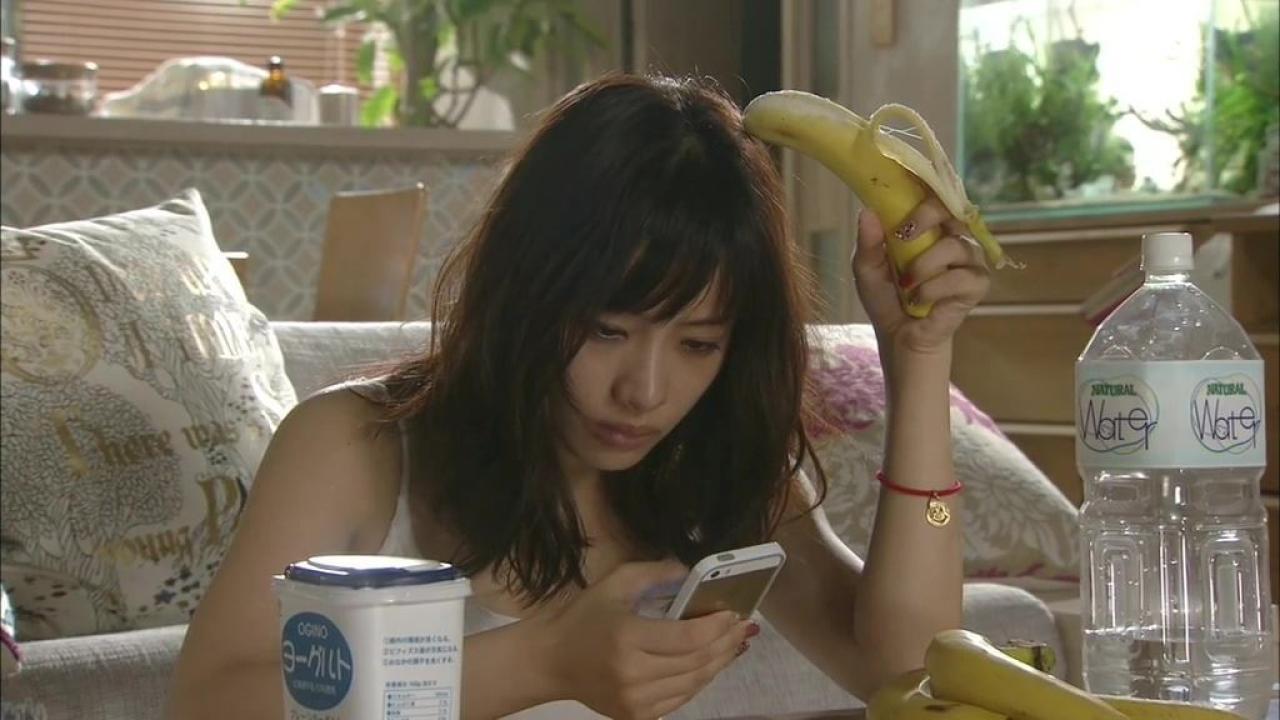 妹妹深沢美咲一边用香蕉挠着脑袋，一边发短信
