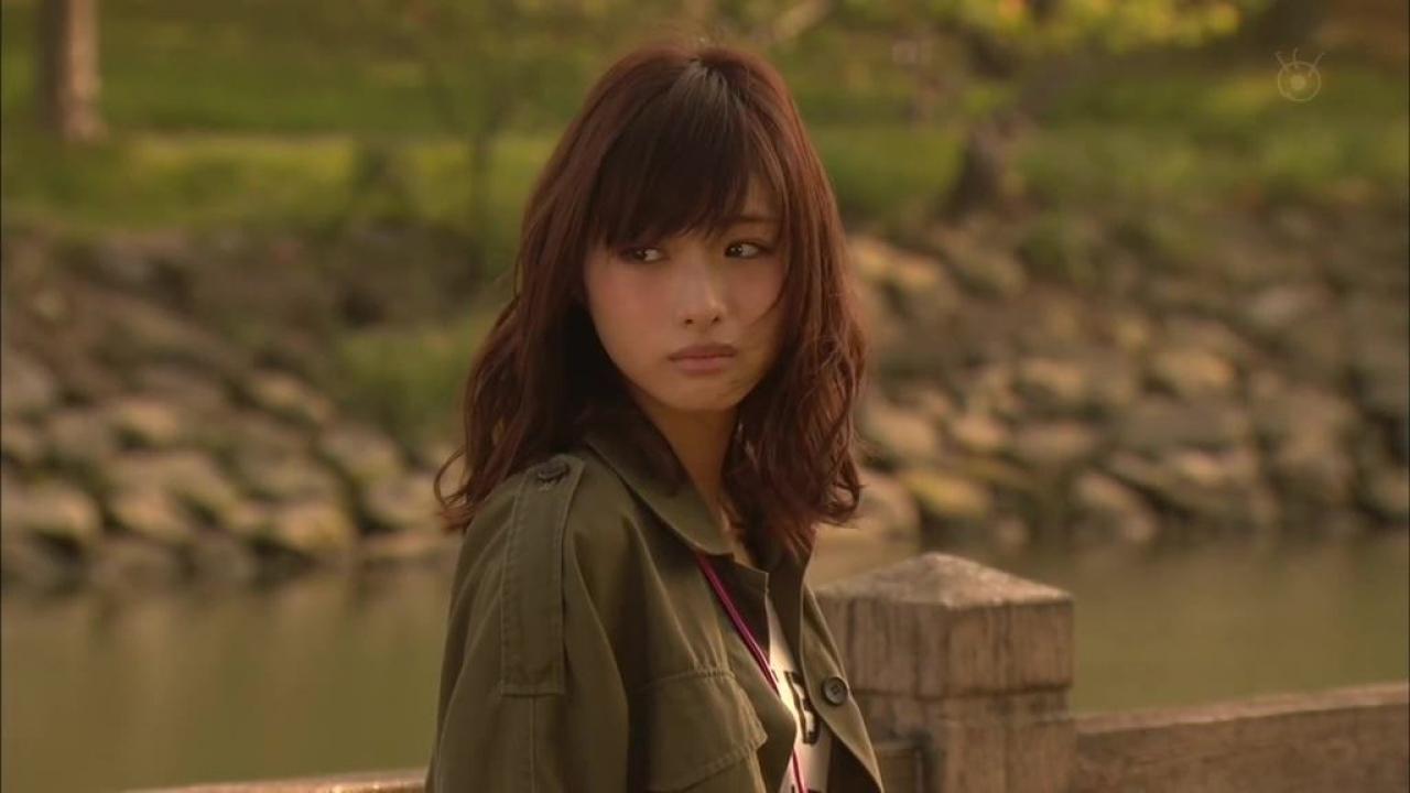 妹妹回眸看了看姐姐的住处，楚楚可怜的模样