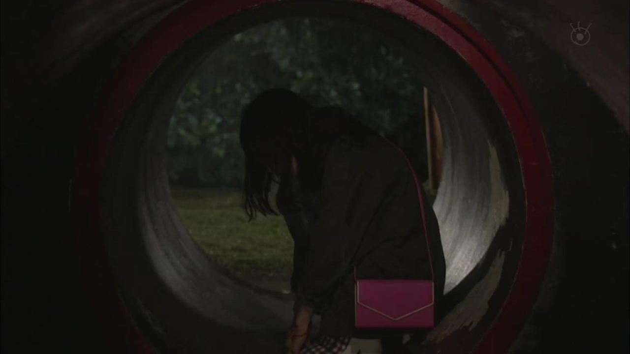 被姐姐赶出家门的妹妹深沢美咲一个人躲在公园的圆筒里避雨