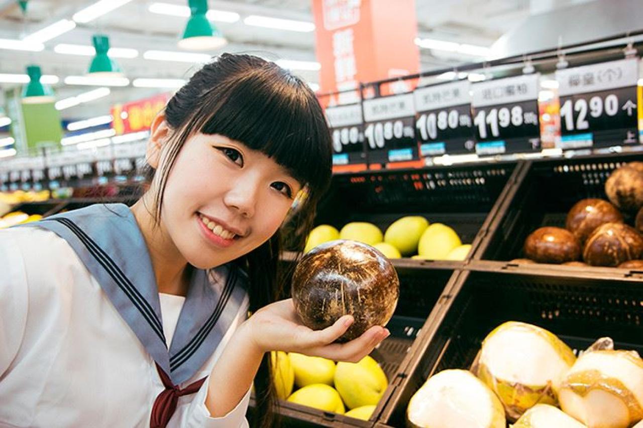 Mercury左手捧着一个瓜